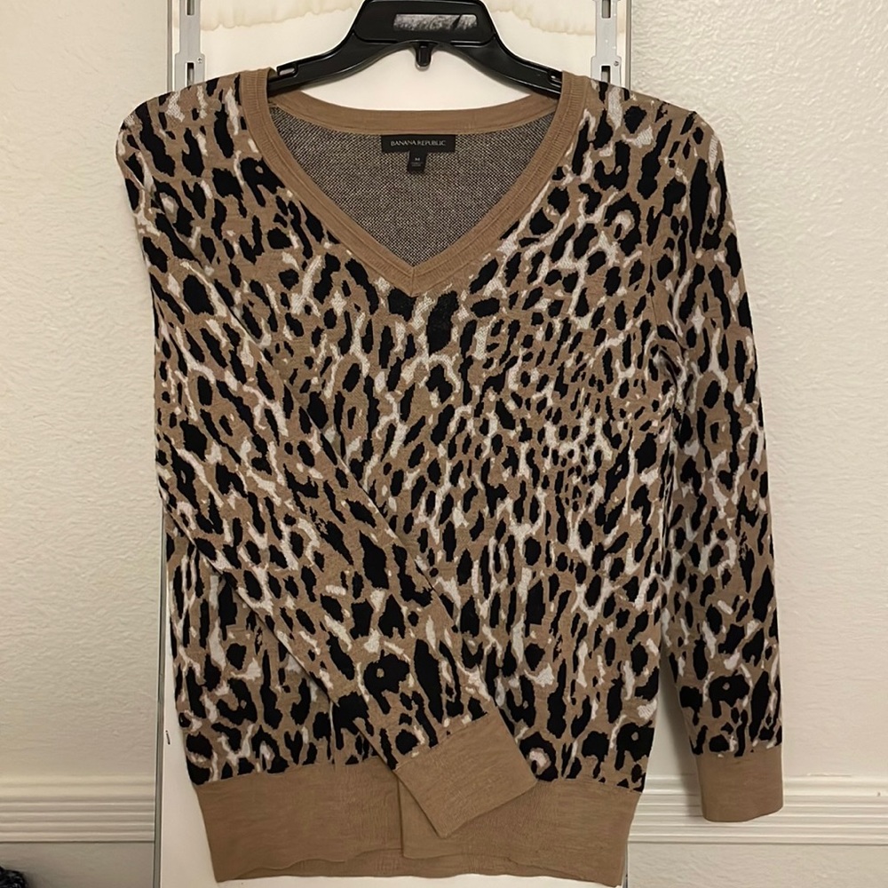 Banana Republic cheetah print sweater. M.